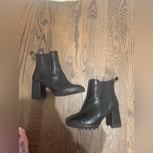 See By Chloe Shiny Black Chelsea Boots - Picture 2 of 4